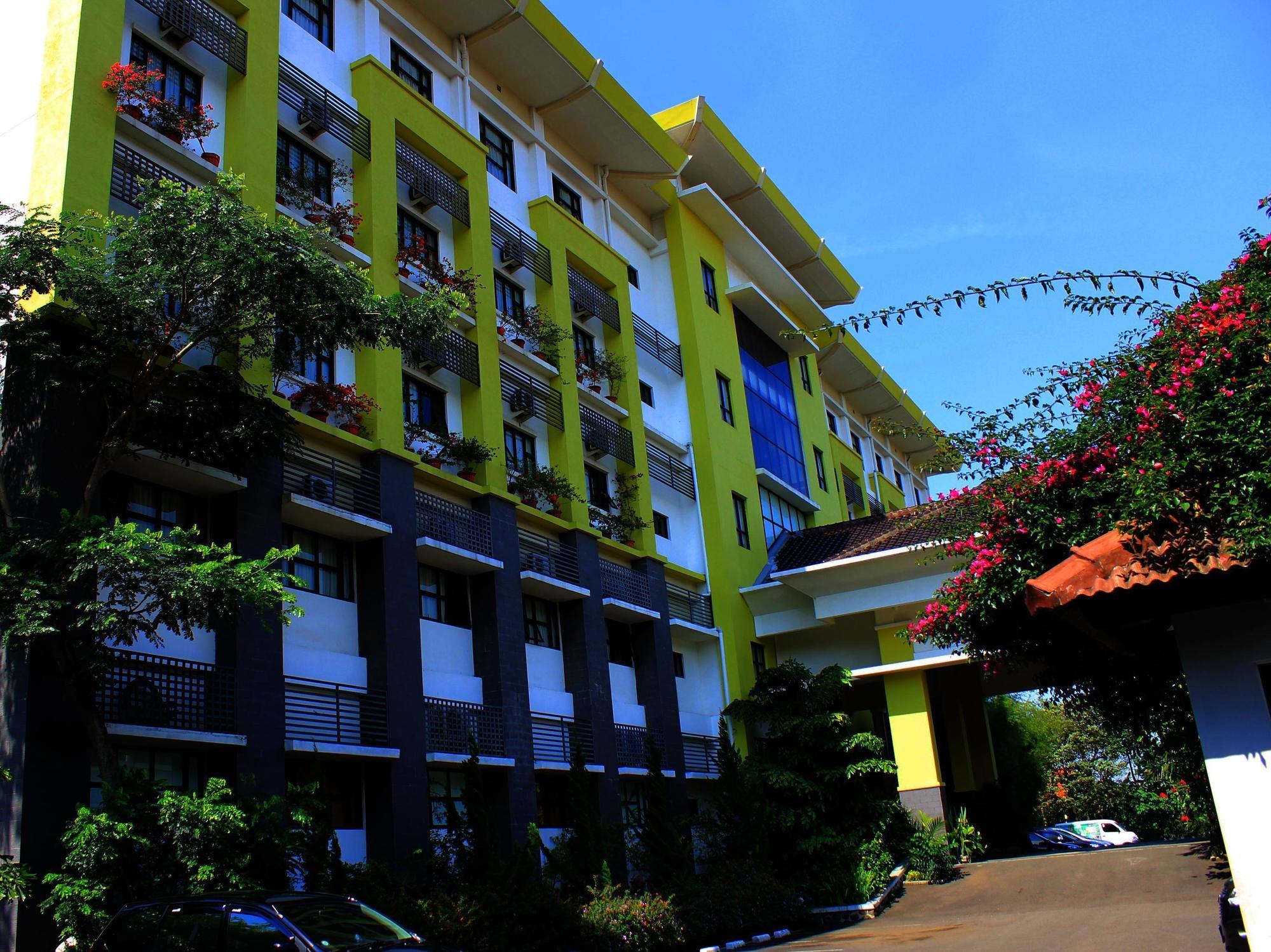 Capital O 1010 Isola Resort Bandung Esterno foto